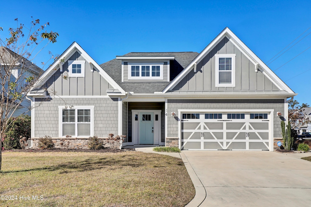 craftsman inspired home featuring a front lawn