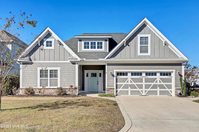 craftsman inspired home featuring a front lawn