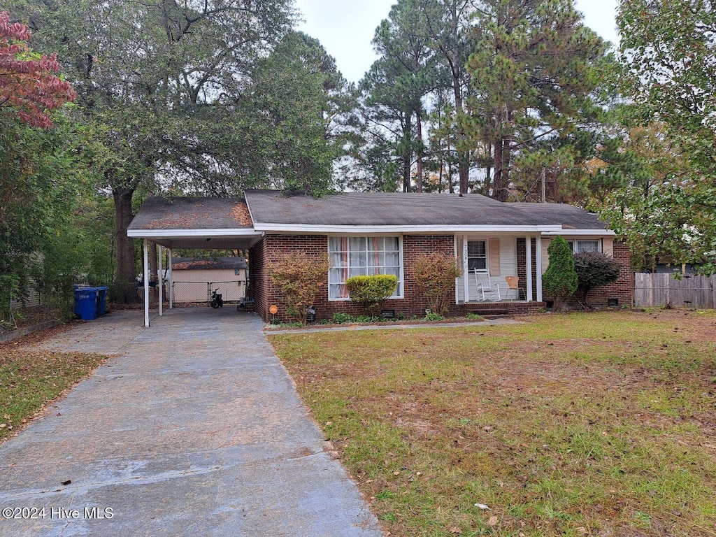 view of front of house featuring a front lawn and a carport