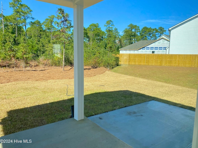 view of yard featuring a patio area