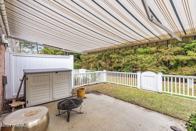 view of patio with a fire pit