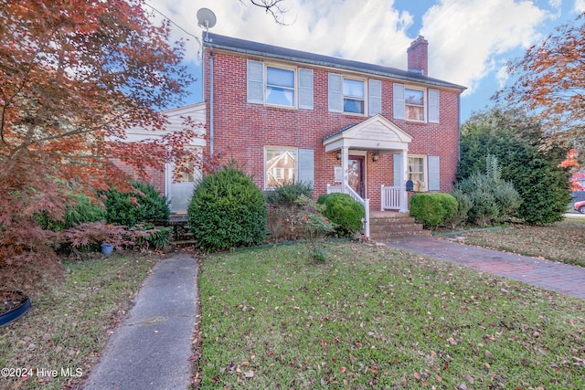 view of front of home featuring a front yard