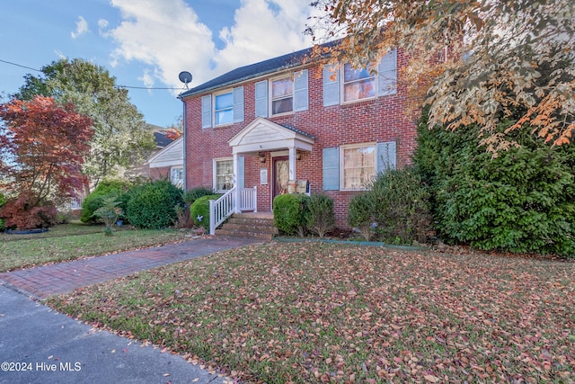 view of front of home with a front lawn