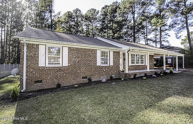 view of front facade featuring a front lawn