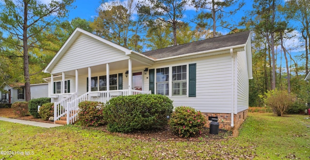 view of front of property featuring a front yard and covered porch