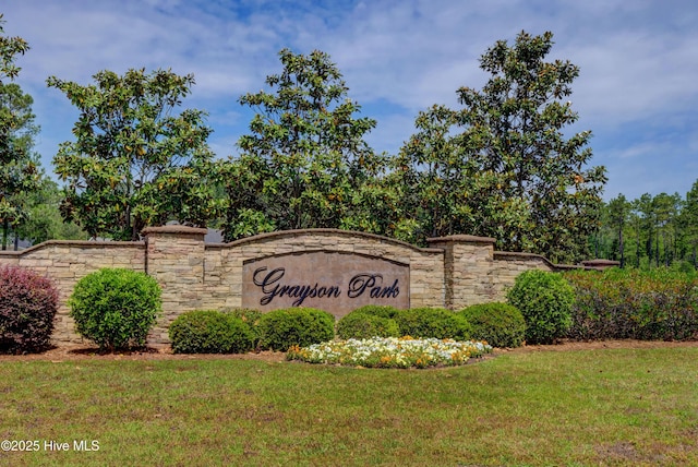 community sign with a yard