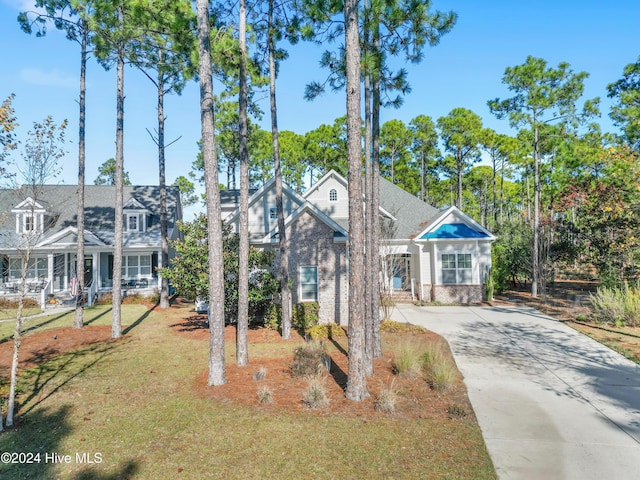 view of front of property featuring a front yard and concrete driveway