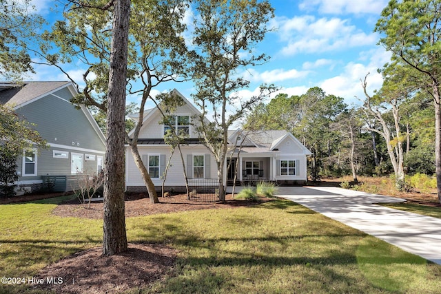 view of front of house featuring covered porch and a front yard