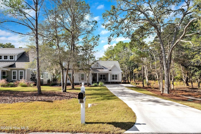 view of front facade featuring a front lawn