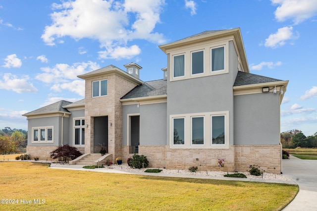 view of front of house featuring a front lawn