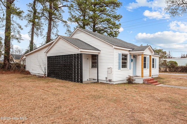 view of front of property with a front lawn