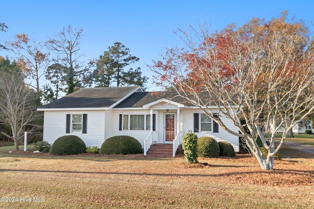 view of front of property with a front yard