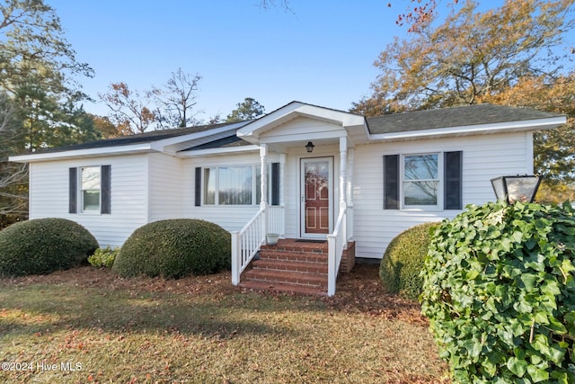 view of front of property featuring a front yard