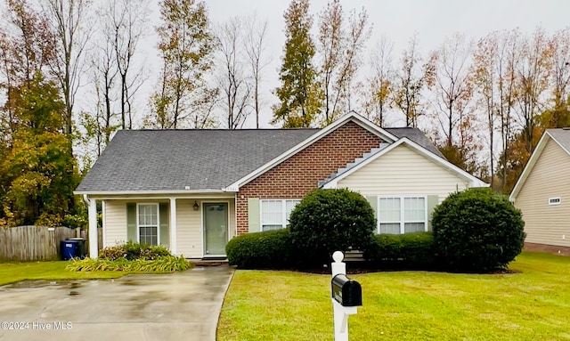 view of front of property featuring a front lawn