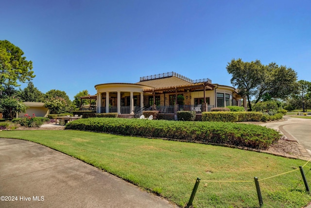 view of front of home featuring a front lawn