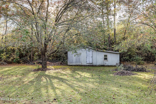 view of yard with a storage unit