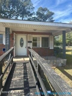 view of front of property with a front yard