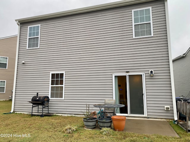 back of house featuring a yard