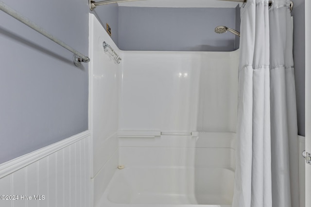 bathroom with shower / tub combo