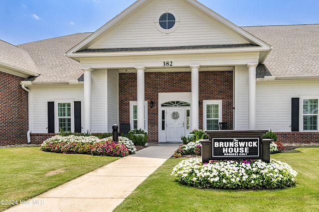 view of front of house featuring a front lawn