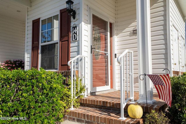 entrance to property featuring a porch