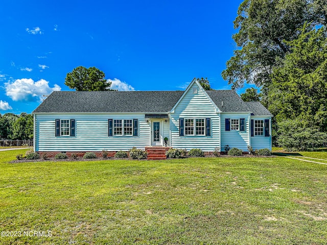 view of front of property featuring a front yard