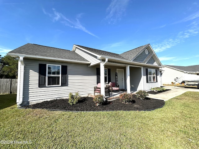 view of front of property featuring covered porch and a front lawn