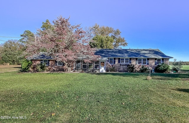 view of front of home featuring a front yard