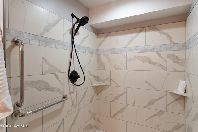 bathroom featuring a tile shower