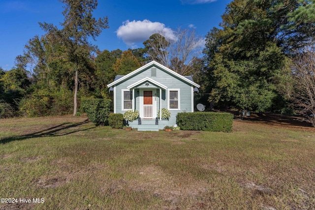 view of front of property with a front lawn