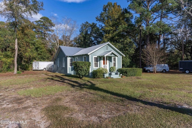 view of front of home featuring a front lawn and a storage unit