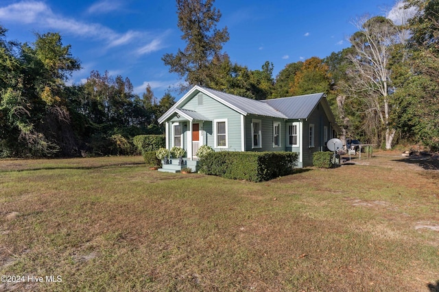 view of front of house featuring a front lawn