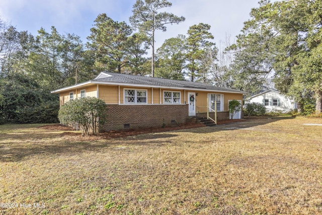 ranch-style house featuring a front lawn