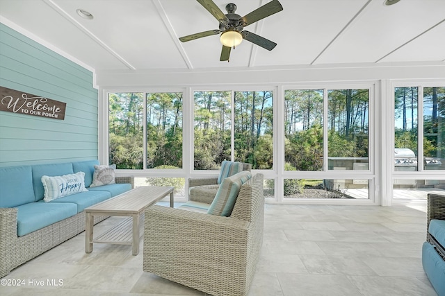 sunroom with ceiling fan