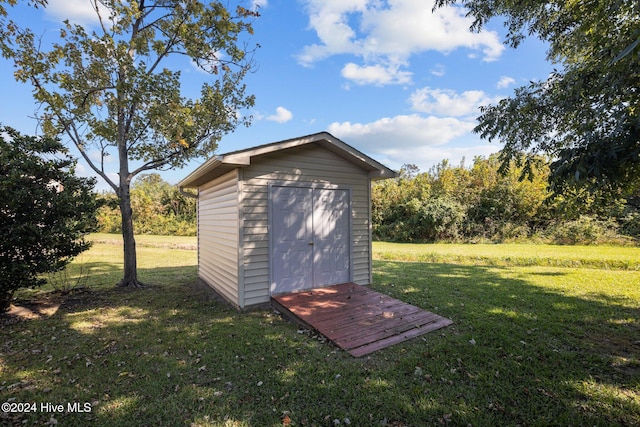 view of outbuilding with a yard