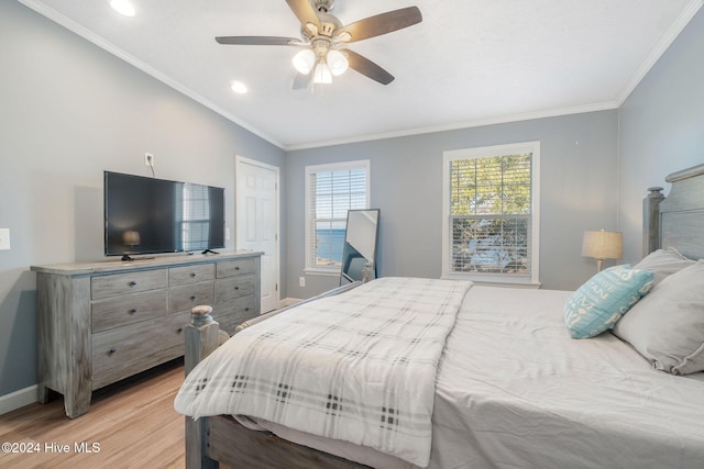 bedroom featuring light hardwood / wood-style floors, ceiling fan, and crown molding