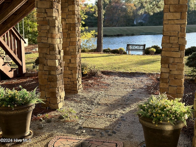 view of yard featuring a water view