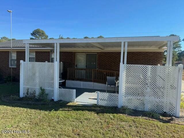 back of house featuring a yard