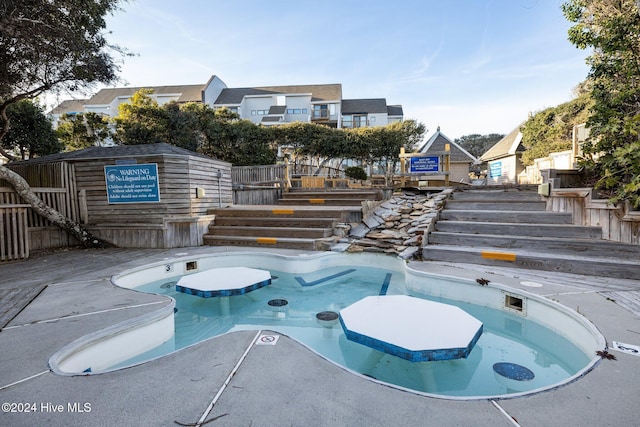 view of pool featuring a jacuzzi