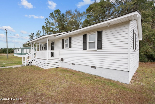 view of front of property featuring a front lawn