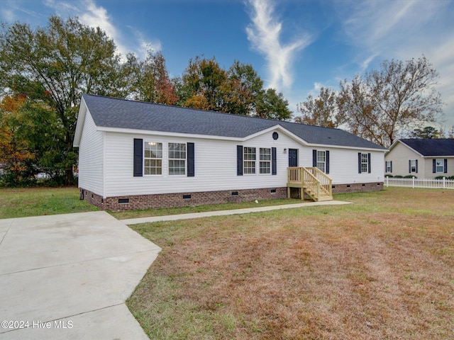 view of front of property with a front yard