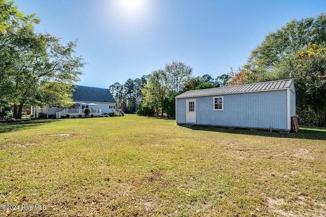 view of yard featuring an outbuilding