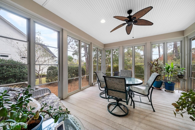 sunroom / solarium featuring outdoor dining space, visible vents, and ceiling fan