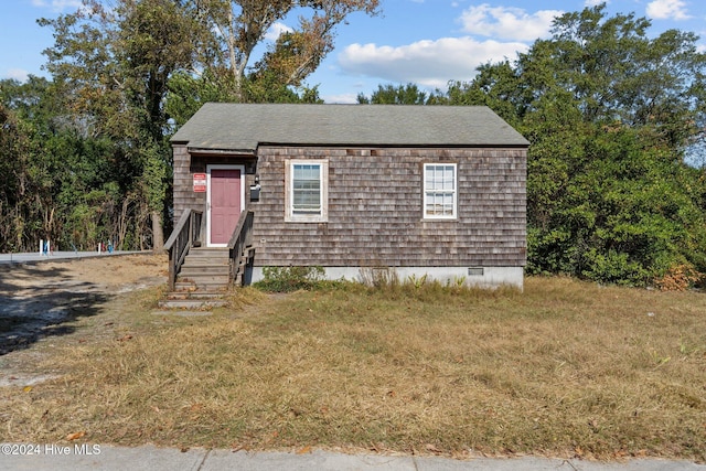 view of front of house with a front lawn