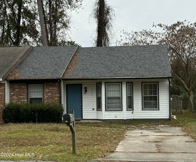 view of front of house with a front lawn