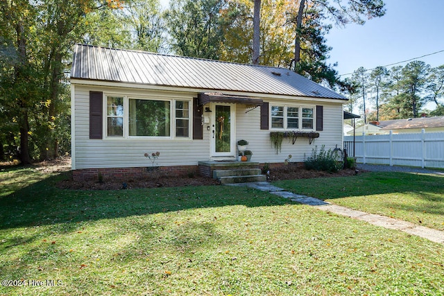 view of front of property featuring a front yard