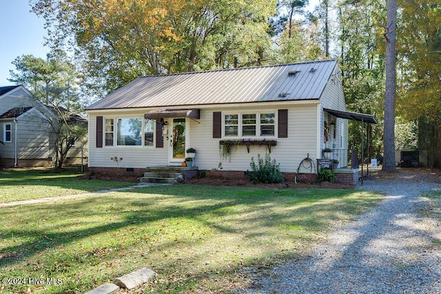 view of front of property featuring a front yard