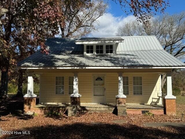 view of front facade with a porch