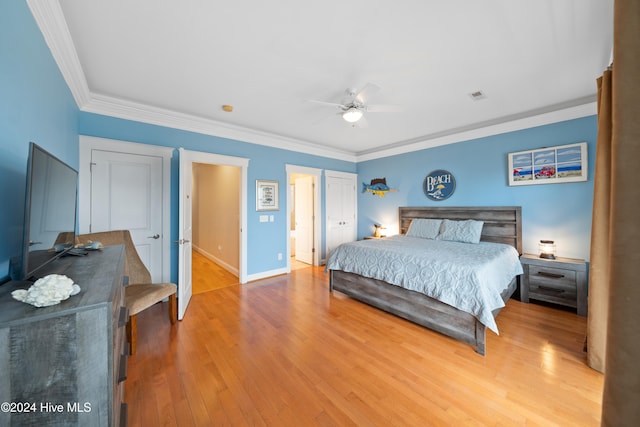 bedroom featuring light hardwood / wood-style flooring, ceiling fan, and crown molding