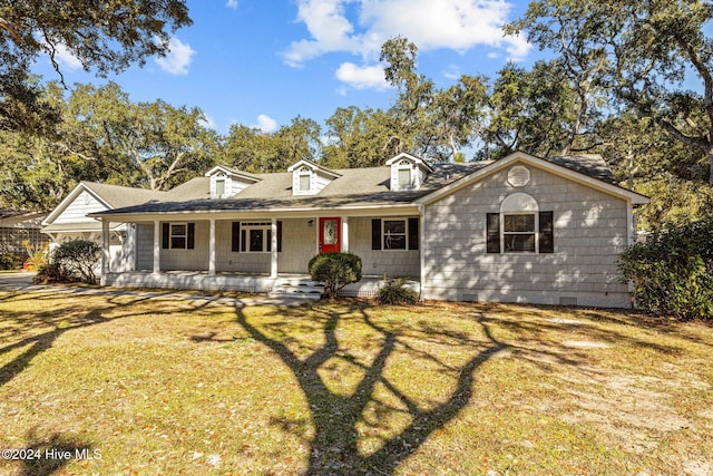 view of front of property featuring a porch and a front lawn